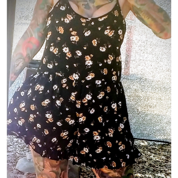 Backless Floral Romper - Picture 2 of 16